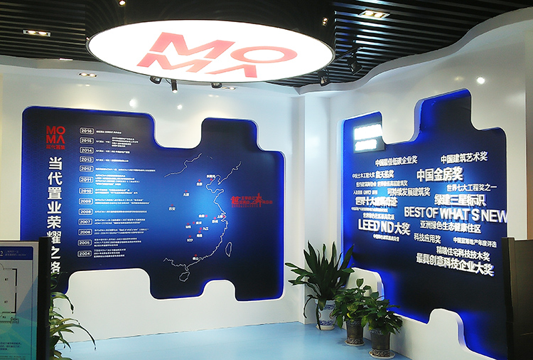 MOMAܽ���f�����ۘ�չ�d�҃ȏV���b�